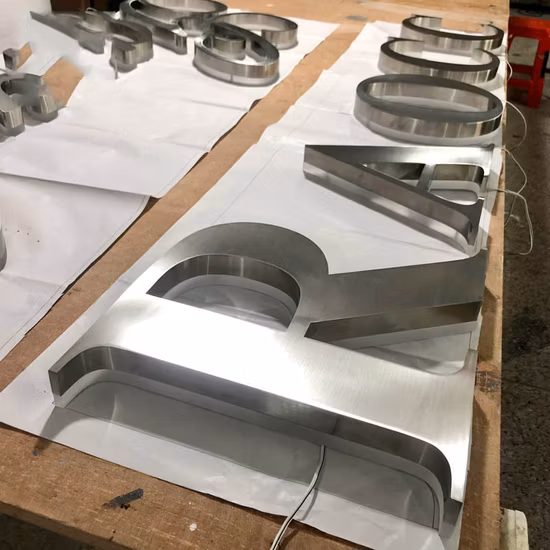 Produttore professionale di segnaletica retroilluminata con alone in acciaio inossidabile 304 e insegne con lettere in metallo con canali frontali